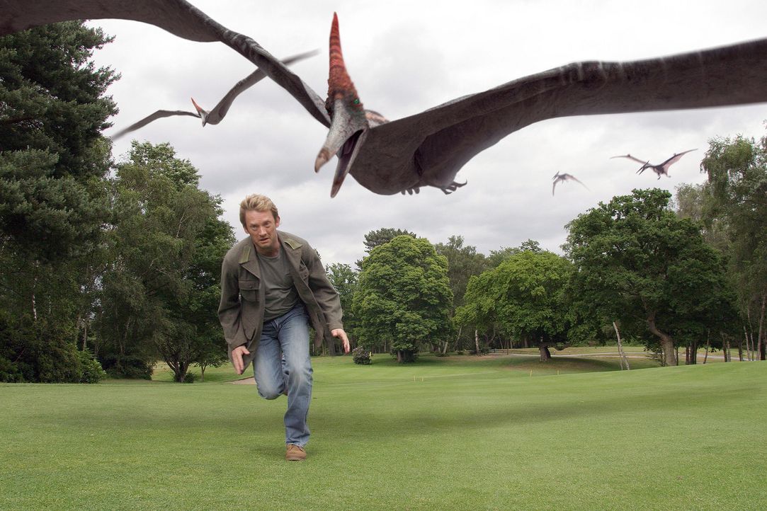Cutter (Douglas Henshall) macht Bekanntschaft mit gefährlichen Flugsauriern, die aus heiterem Himmel auftauchen ... - Bildquelle: ITV Plc