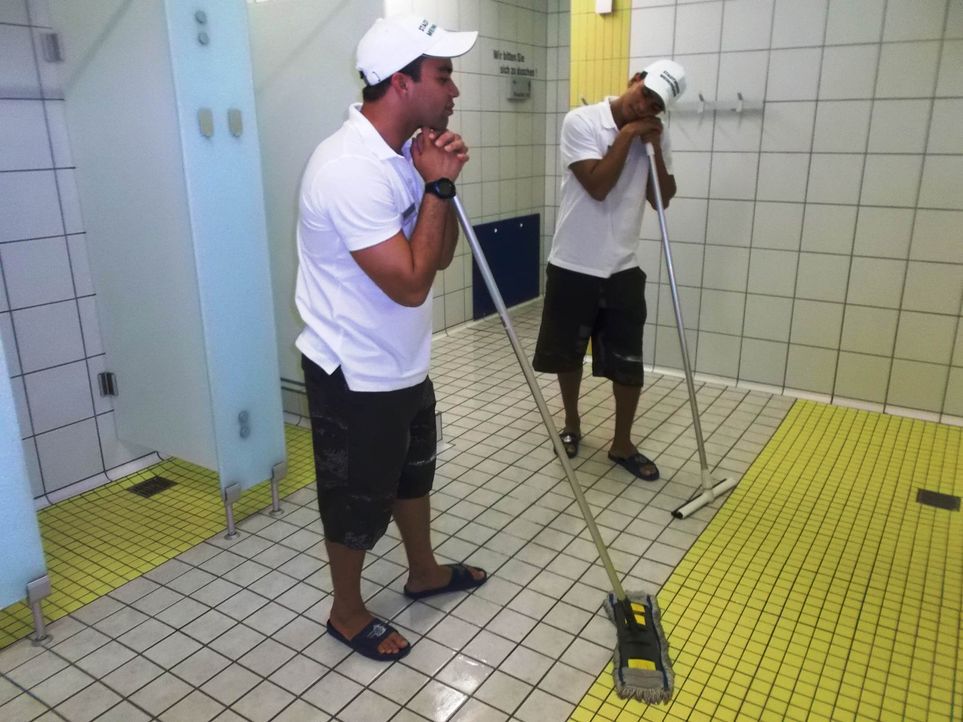 Die muskelgestählten brasilianischen Rettungsschwimmer Taian (r.) und Gustavo (l.) arbeiten im Hallen-und Freibad in der thüringischen Provinz. Ei... - Bildquelle: kabel eins
