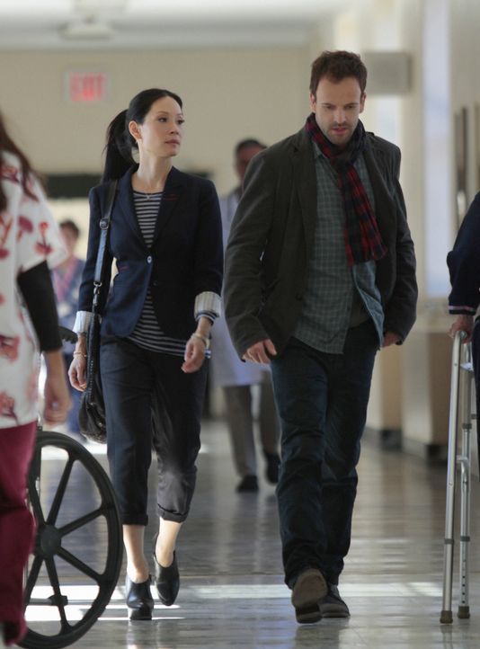 Bei den Ermittlungen in einem neuen Mordfall: Sherlock Holmes (Jonny Lee Miller, r.) und Joan Watson (Lucy Liu, l.) ... - Bildquelle: CBS Television