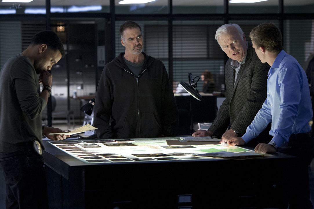 Travis (Michael Ealy, l.) und Wes (Warren Kole, r.) ermitteln mit ihren Mentoren Fred (Kevin Tighe, 2.v.r.) und Dan (Jeff Fahey, 2.v.l.) an einem wi... - Bildquelle: USA Network