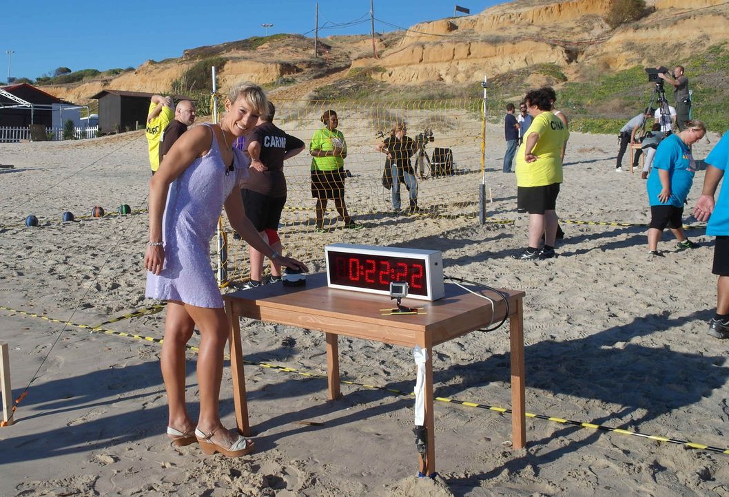 Am Strand müssen die Kandidaten einen Hindernissparcour bewältigen. Unter genauer Beobachtung von Dr. Christine Theiss (vorne) wird die Zeit gemes... - Bildquelle: SAT.1