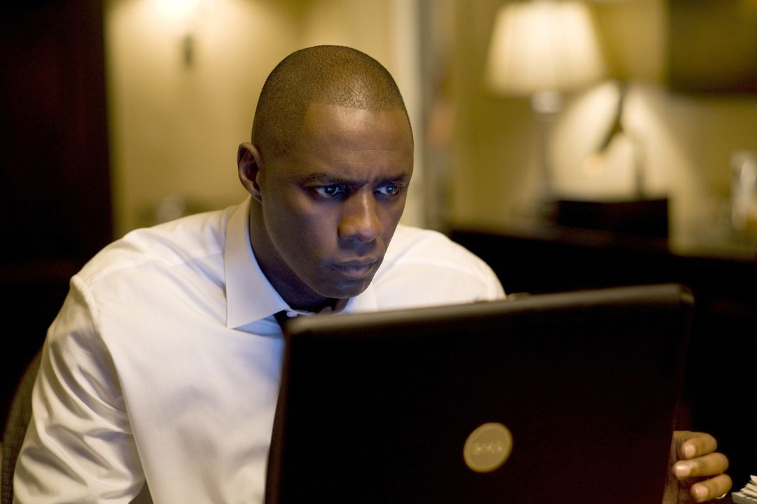 Eines Tages stellt der erfolgreiche Fondmanager Derek Charles (Idris Elba) eine neue Sekretärin ein, die sich schon bald in den glücklich verheirate... - Bildquelle: 2009 Screen Gems, Inc. All Rights Reserved.
