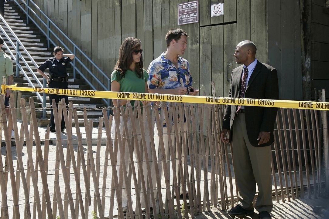 Unter der Sonne von LA versuchen LAPD Det. Monroe (Reginald James, r.), Ziva (Cote de Pablo, l..) und Tony (Michael Weatherly, M.), einen Mordfall z... - Bildquelle: CBS Television