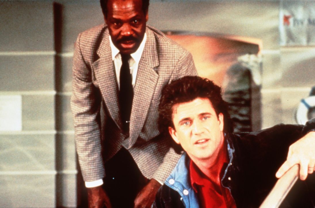 Die beiden Polizisten Murtaugh (Danny Glover, l.) und Riggs (Mel Gibson, r.) können nicht fassen, was ihr Boss von ihnen verlangt: Sie sollen den ne... - Bildquelle: Warner Brothers International