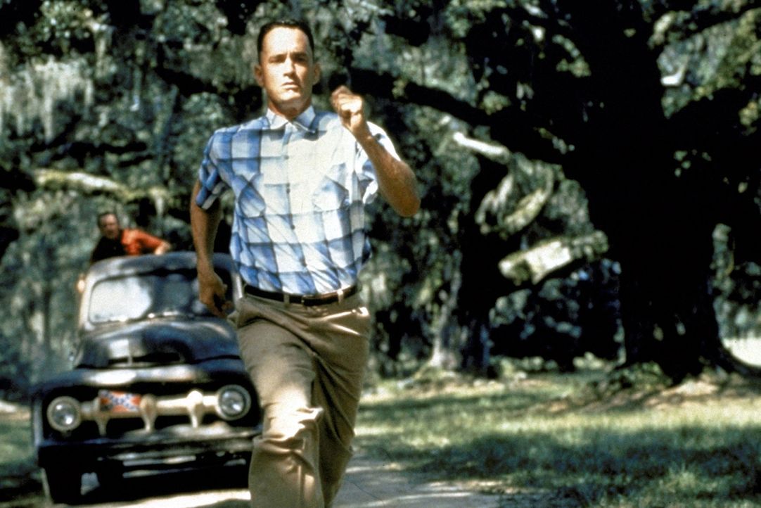 "Lauf, Forrest, lauf! Vergiss deine Schienen und lauf!" Dieser Rat von Jenny verändert Forrests (Tom Hanks, vorne) Leben von Grund auf ... - Bildquelle: Paramount Pictures