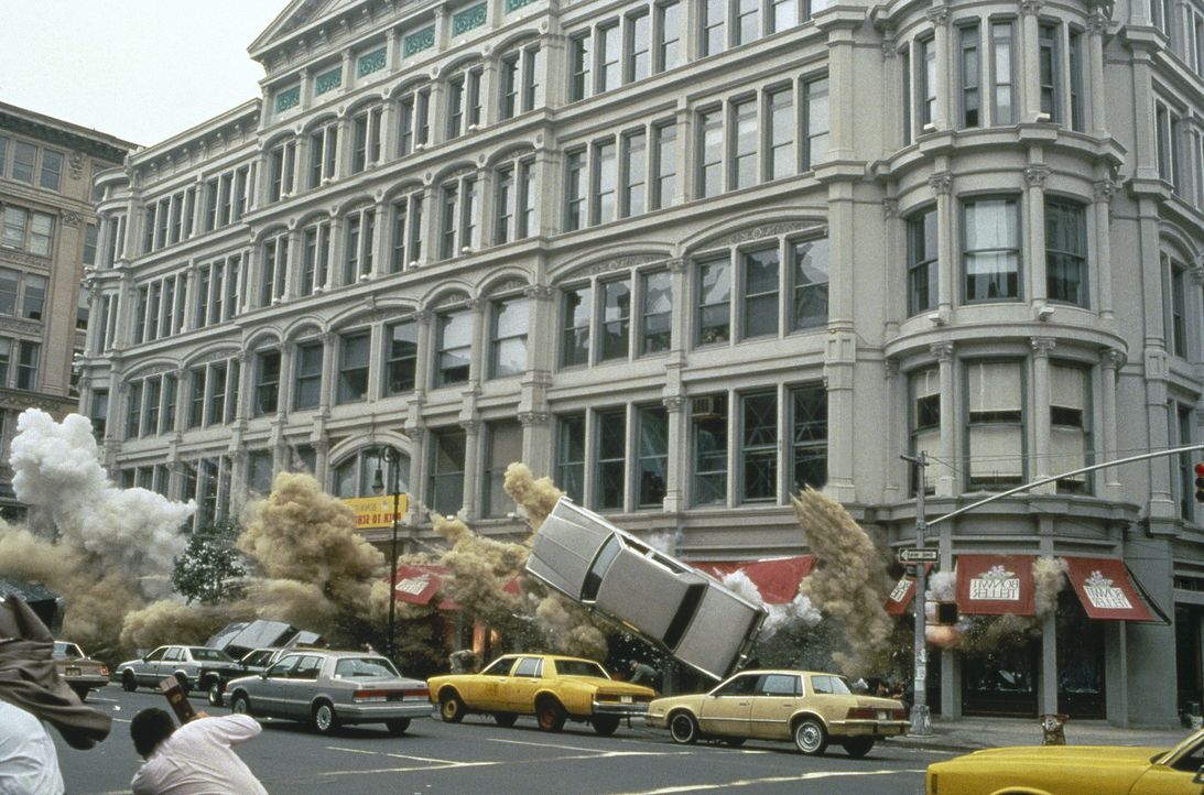 Obwohl Zeus und McClane alle Rätsel gelöst haben, jagt Simon ein Gebäude in die Luft ... - Bildquelle: 20th Century Fox