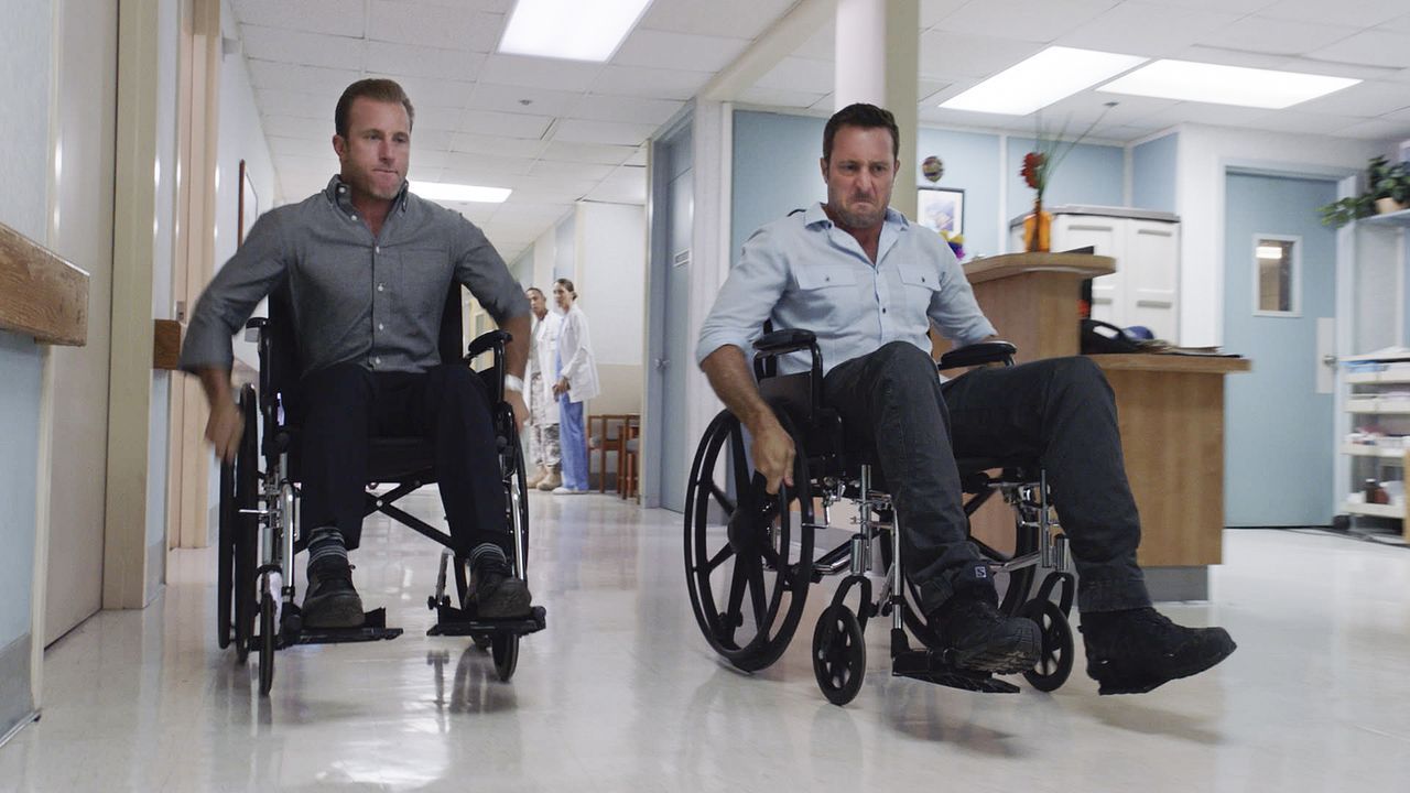 Noch befinden sich Steve (Alex O'Loughlin, r.) und Danny (Scott Caan, l.) im Krankenhaus - doch schon bald wartet ein neuer Fall auf sie ... - Bildquelle: Norman Shapiro 2016 CBS Broadcasting, Inc. All Rights Reserved