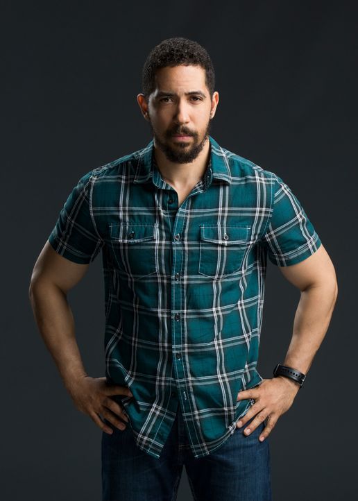 Neil Brown jr. ist Ray Perry