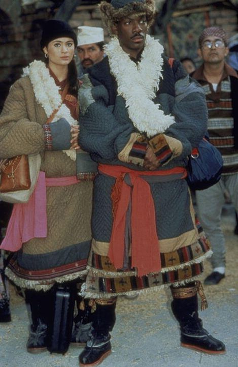 Sozialarbeiter Chandler (Eddie Murphy, r.) lässt sich von der schönen Tibetanerin Kee (Charlotte Lewis, l.) zu einer kniffligen Aufgabe überreden ..... - Bildquelle: Paramount Pictures