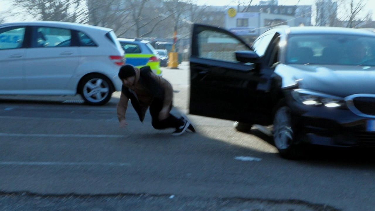 Ein 17-Jähriger wird bei dem Versuch ertappt, einen gestohlenen Luxuswagen z... - Bildquelle: © SAT.1