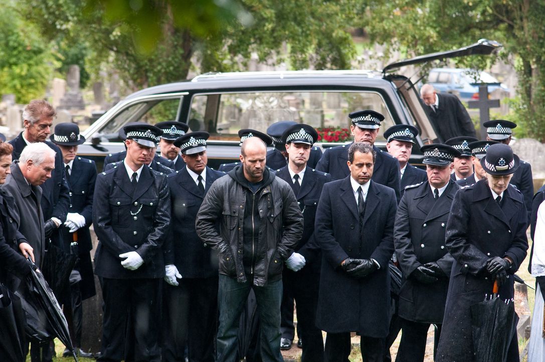 In London geht ein eiskalt agierender Polizistenmörder um. Der richtige Fall für Macho-Cop Brant (Jason Statham, M.), der schon bald auf eine heiße...