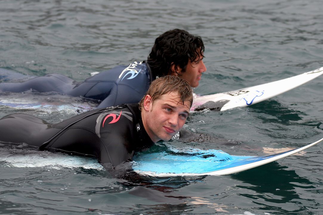 Müssen einen bösen Zauber stoppen, der ihnen nach dem Leben trachtet: die leidenschaftlichen Surfer und Freunde Jason (Mike Vogel, vorne) und Tomàs... - Bildquelle: Manufacturas Audiovisuales, S.L. and Urconsa 2003, S.L.
