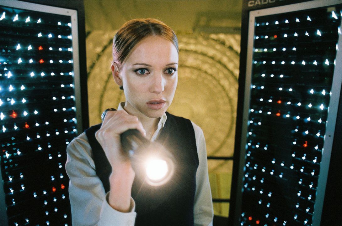 Die Stewardess Stephanie (Kate Beahan) macht sich auf die Suche nach dem verschwundenen Mädchen ... - Bildquelle: Touchstone Pictures.  All rights reserved