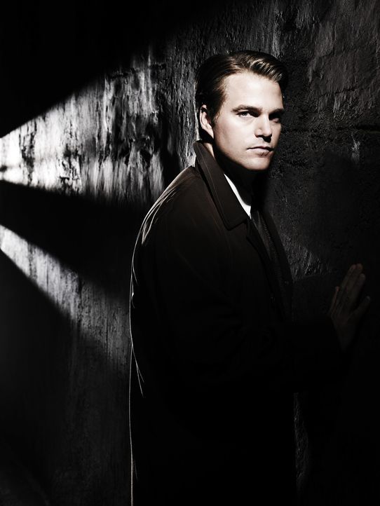 Als CIA-Agent Jack McCauliffe (Chris O'Donnell) die Balletttänzerin Lilli kennen lernt, verliebt er sich Hals über Kopf. Doch schon bald muss er e...