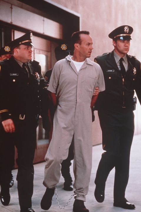 Der psychopatische Mörder Peter McCabe (Michael Keaton, M.) muss den Rest seines Lebens im Hochsicherheitstrakt eines Gefängnisses absitzen. Doch... - Bildquelle: Sony Pictures Television International. All Rights Reserved.