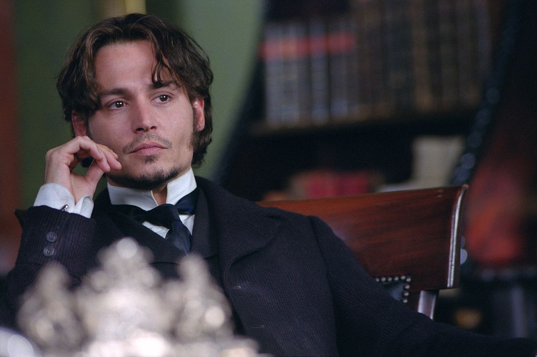 Inspector Frederick Abberline (Johnny Depp) wird in seinen Ermittlungen gegen "Jack the Ripper" von seinem Vorgesetzten, Sir Charles Warren, behinde... - Bildquelle: 2001 Twentieth Century Fox Film Corporation. All rights reserved.