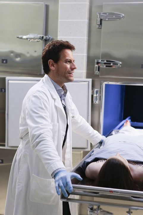 Dr. Henry Morgan (Ioan Gruffudd) ist der Star der New Yorker Gerichtsmedizin. Was keiner weiß: Er ist unsterblich ... - Bildquelle: Warner Brothers
