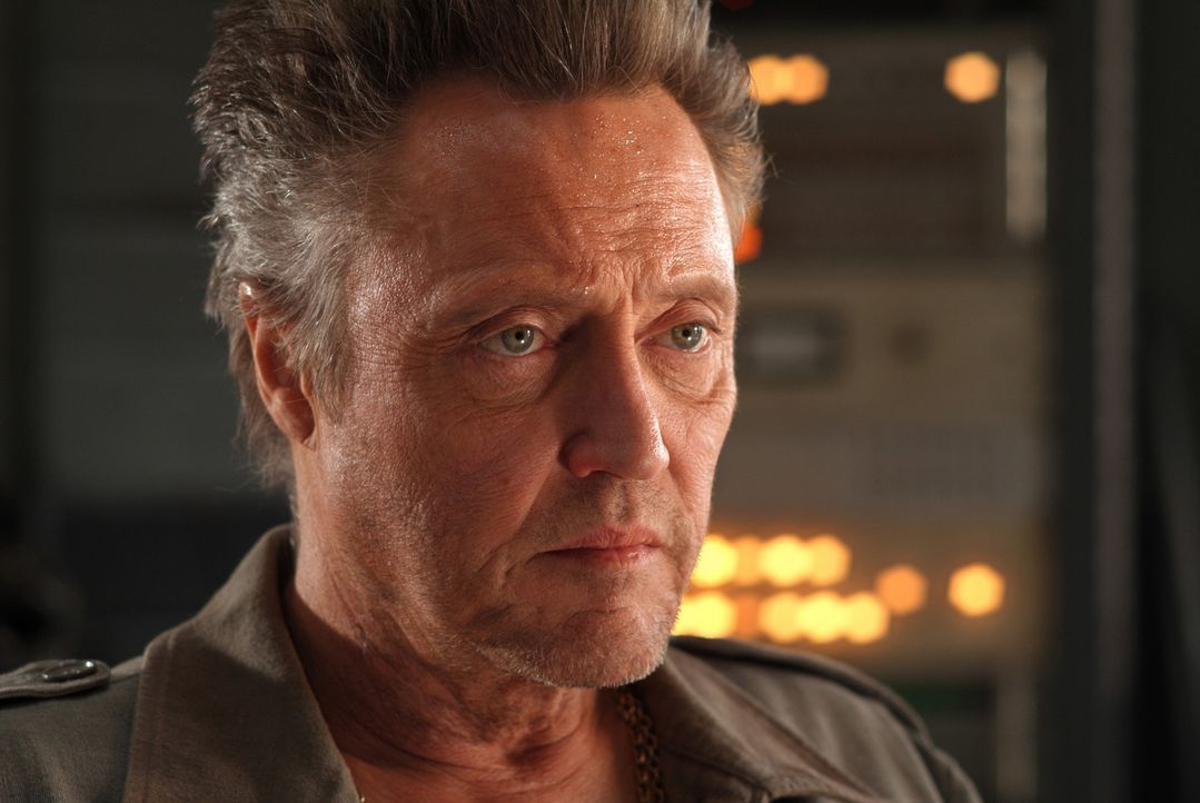 Der kriminelle Goldminenbesitzer Hatcher (Christopher Walken) ist ebenfalls hinter Travis her ... - Bildquelle: 2004 Sony Pictures Television International. All Rights Reserved.