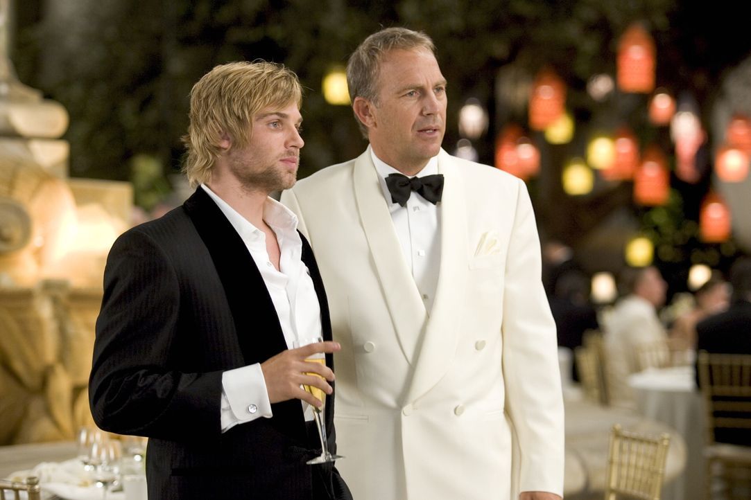 Beau Burroughs (Kevin Costner, r.) ist nicht nur selbst äußerst attraktiv, er hat auch einen charmanten Sohn: Blakes (Mike Vogel, l.) Auftauchen ver... - Bildquelle: Warner Bros. Pictures