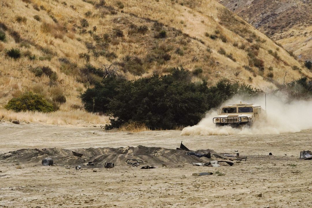 Als das Humvee des Senators in eine Sprengfalle gerät, sieht sich das NCIS-Team in Afghanistan plötzlich in einem gefährlichen Einsatz ... - Bildquelle: Cliff Lipson 2017 CBS Broadcasting, Inc. All Rights Reserved.