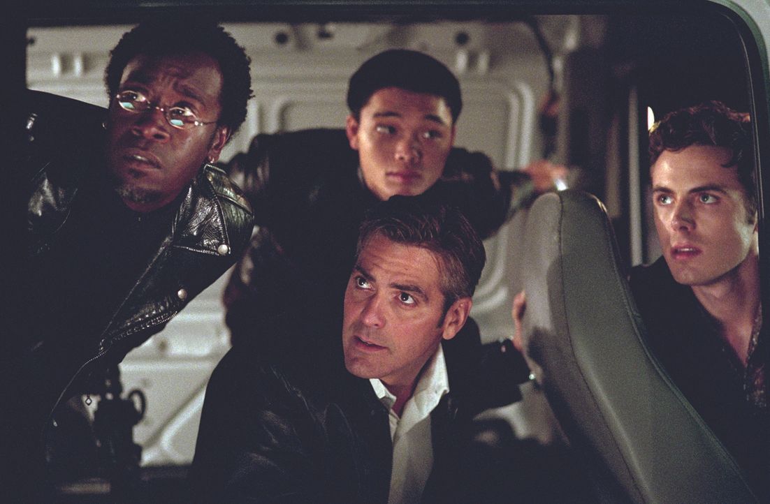 Der charismatische Gangster Danny Ocean (George Clooney, M.) plant mit diversen Spezialisten (v.l.n.r.: Don Cheadle, Shaobo Qin, Casey Affleck) sein... - Bildquelle: Warner Bros. Pictures