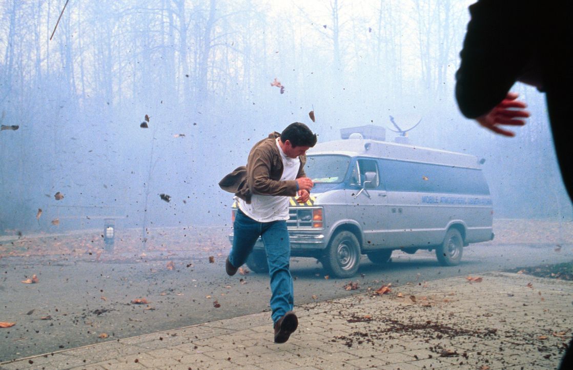 Ein gewaltiger Tornado rast auf die Stadt zu - doch niemand will Pete Jensen (Joe Lando) Glauben schenken, nachdem er vor Jahren einen Fehler machte... - Bildquelle: Cinetel Films Inc.