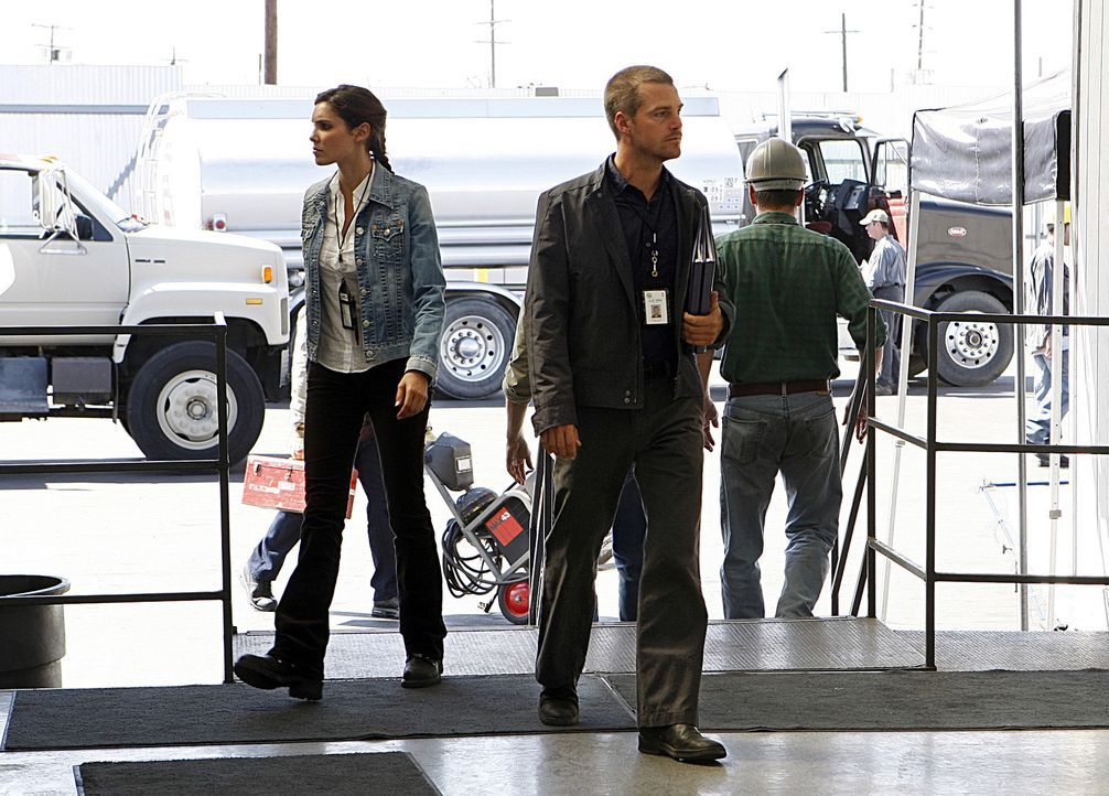 Special Agent G. Callen (Chris O'Donnell, r.) und Special Agent Kensi Blye (Daniela Ruah, l.) ermitteln undercover in einem neuen Mordfall ... - Bildquelle: CBS Studios Inc. All Rights Reserved.
