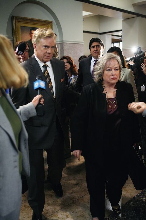 Harry (Kathy Bates, r.) und Tommy (Christopher McDonald, l.) versuchen alles, um den Sanders-Fall (Alfred Molina, hinten M.) zu gewinnen ... - Bildquelle: Warner Bros. Television
