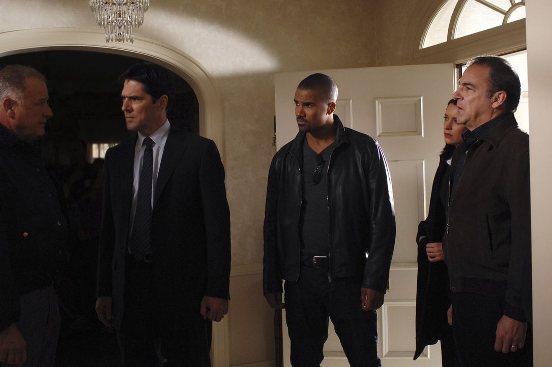 (v.l.n.r.) Aaron Hotchner (Thomas Gibson); Derek Morgan (Shemar Moore); Emily Prentiss (Paget Brewster); Jason Gideon (Mandy Patinkin) - Bildquelle: Monty Brinton 2007 Touchstone Television. All rights reserved. NO ARCHIVE. NO RESALE./ Monty Brinton