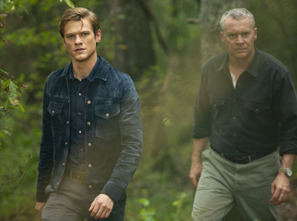Angus MacGyver (Lucas Till, l.);  James MacGyver (Tate Donovan, r.) - Bildquelle: Mark Hill 2020 CBS Broadcasting, Inc. All Rights Reserved. / Mark Hill