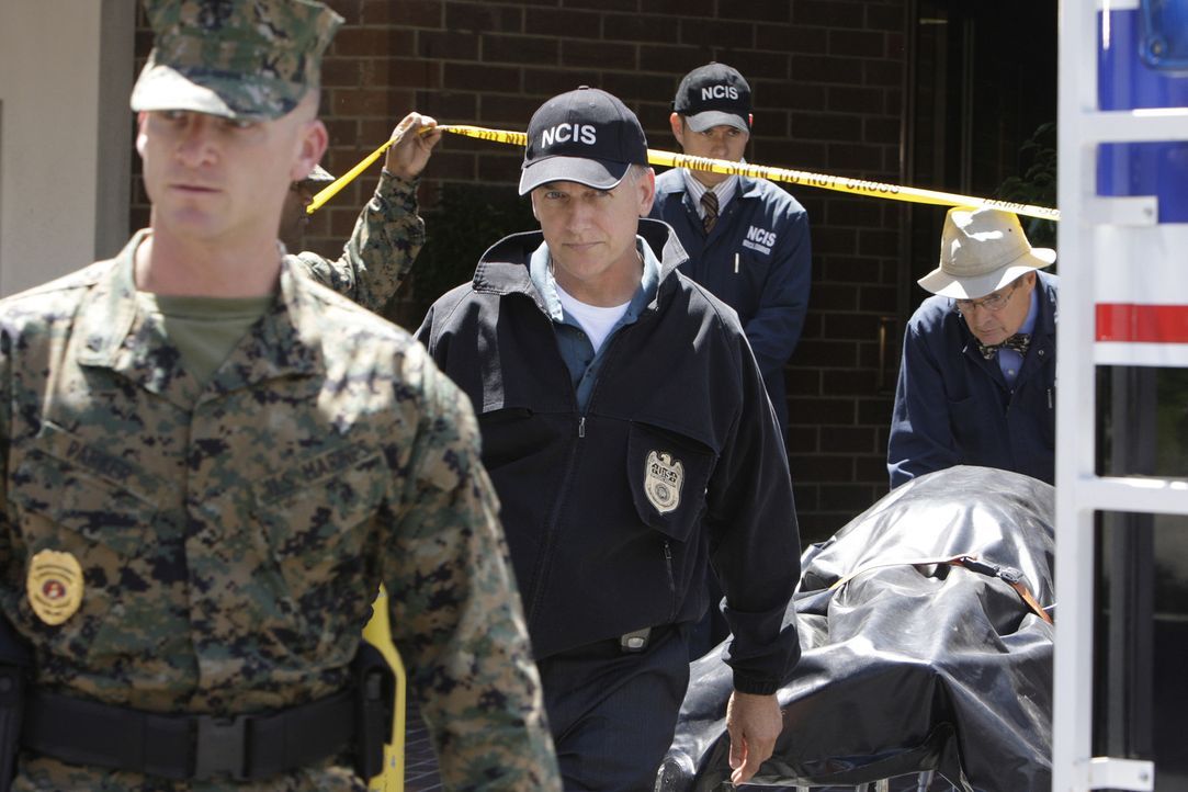 Ein Wachmann einer Bank auf dem Navy-Stützpunkt in Quantico wird bei einem Überfall erschossen. Gibbs (Mark Harmon, 2.v.l.), Ducky (David McCallum... - Bildquelle: CBS Television