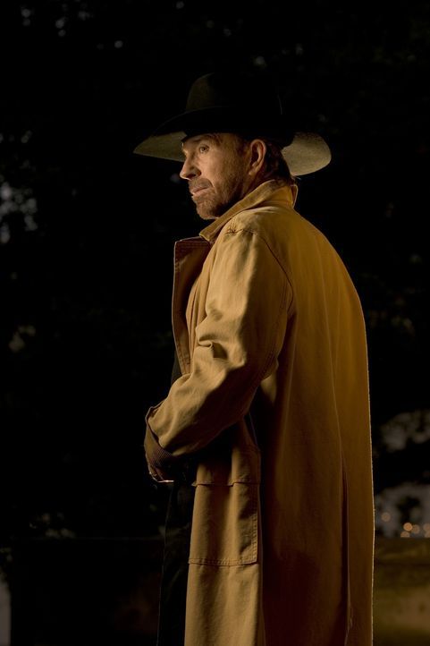 Noch einmal tritt Ranger Captain Corell Walker (Chuck Norris) gegen das Verbrechen an: Er ermittelt gegen einen Kollegen, der unter Verdacht steht,... - Bildquelle: CBS Television