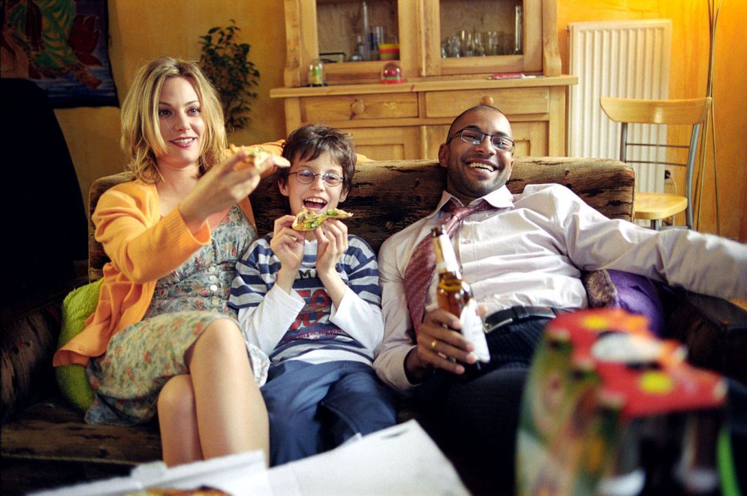 Beim gemeinsamen Fernsehen hat die Familie wider Willen großen Spaß: Leslie (Eva Hassmann, l.), Jonas (Dario Fosca, M.) und Koofi (Tyron Ricketts, r... - Bildquelle: Sat.1