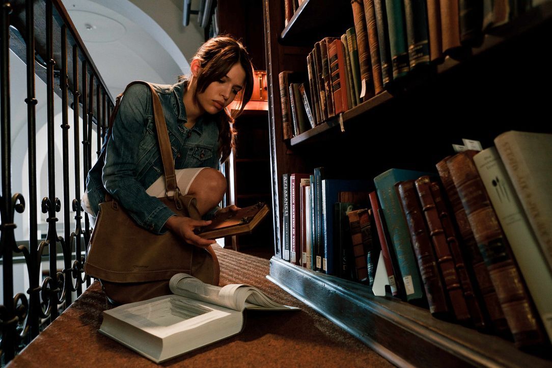 Eines Tages lässt Milla (Jasmin Lord) in der Bibliothek ein altes Buch mitgehen: eine Bibel, die vor über 500 Jahren von einer Judith von Ingolsta... - Bildquelle: Arvid Uhlig SAT.1