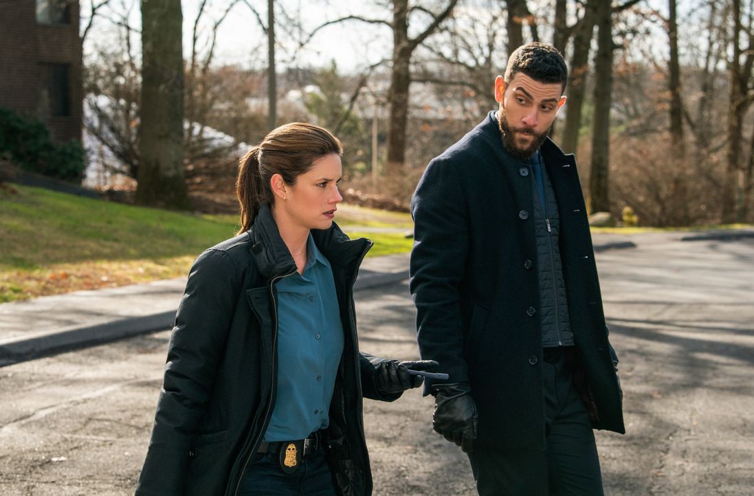 Special Agent Maggie Bell (Missy Peregrym, l.); Special Agent Omar Adom 'OA' Zidan (Zeeko Zaki, r.) - Bildquelle: Michael Parmelee 2020 CBS Broadcasting Inc. All Rights Reserved. / Michael Parmelee