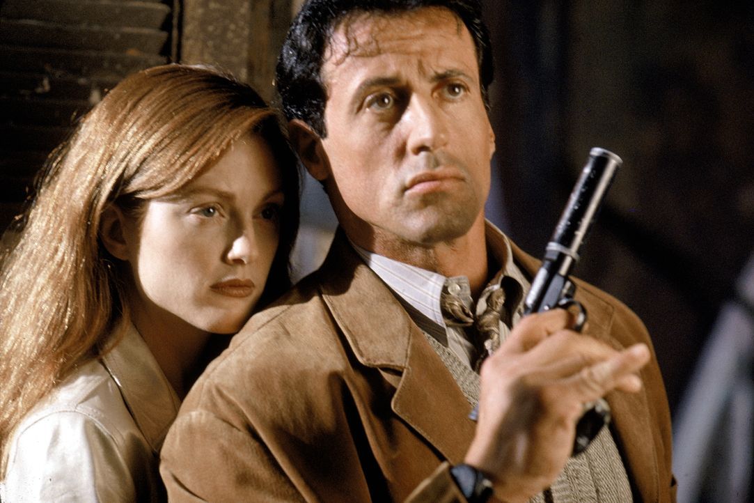 Das war nicht der Plan: Electra (Julianne Moore) und der auf sie angesetzte Killer Robert Rath (Sylvester Stallone) müssen gemeinsam vor Raths Konku... - Bildquelle: Warner Bros. Television