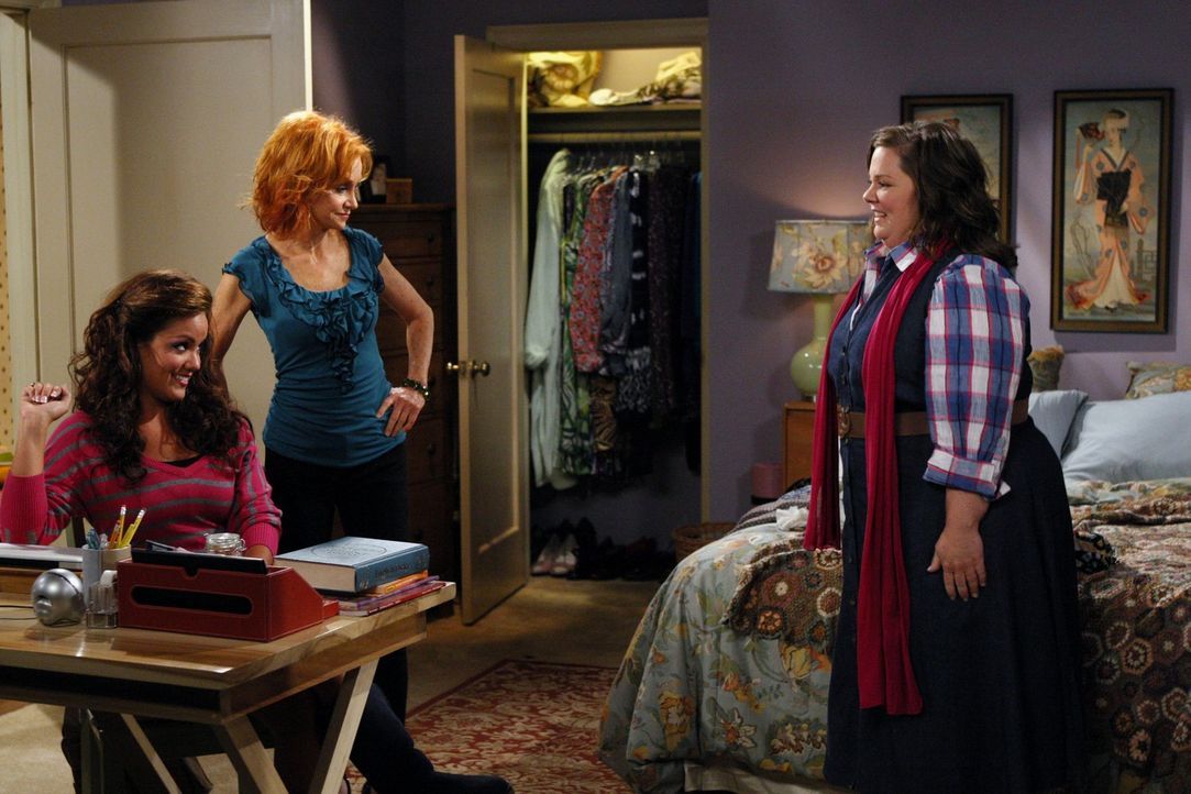 Das erste Date von Molly (Melissa McCarthy, r.) und Mike steht an. Mollys Mutter Joyce (Swoosie Kurtz, M.) und ihre Schwester Victoria (Katy Mixon,... - Bildquelle: 2010 CBS Broadcasting Inc. All Rights Reserved.