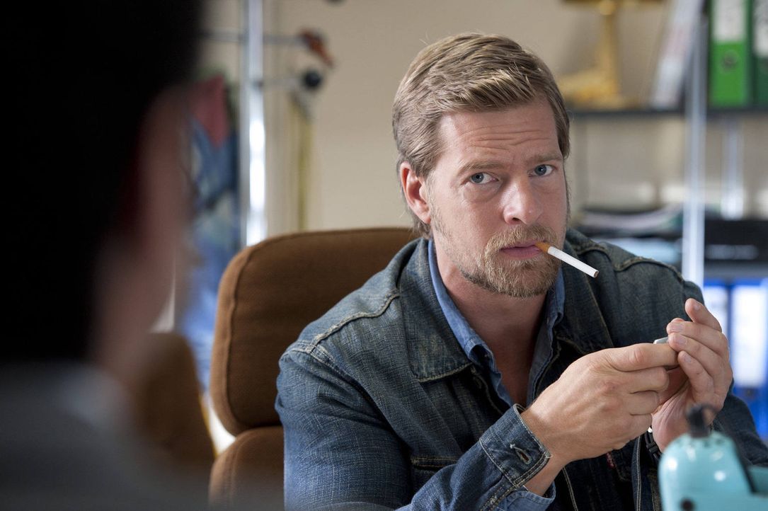 (3. Staffel) - Bekommt im neuen Büro Rauchverbot, an das er sich natürlich nicht hält: Mick Brisgau (Henning Baum) ... - Bildquelle: Martin Rottenkolber SAT.1
