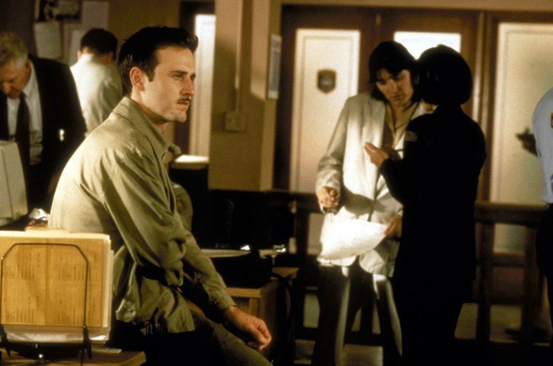 Durch die Verletzungen, die sich Dewey (David Arquette) bei dem Versuch Sidney vor dem skrupellosen Killer zu schützen, zugezogen hat, muss er seine... - Bildquelle: Kinowelt Filmverleih GmbH 1997