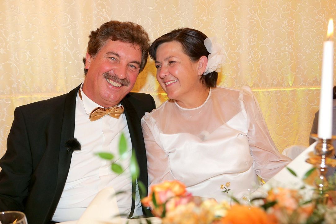 Genau wie früher: Kann Norbert (l.) seiner Frau Eva (r.) wirklich eine Hochzeit bieten, wie sie sie bereits vor Jahren erlebt haben? - Bildquelle: SAT.1