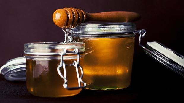 Naturbelassener Honig enthält neben wichtigen Aminosäuren und Mineralstoffen...