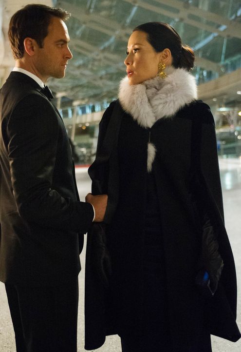 Alles spricht dafür, dass Watsons (Lucy Liu, r.) neuer Boss, Del Gruner (Stuart Townsend, l.), Kittys Entführer ist, doch im Verhör streitet er alle... - Bildquelle: CBS Television
