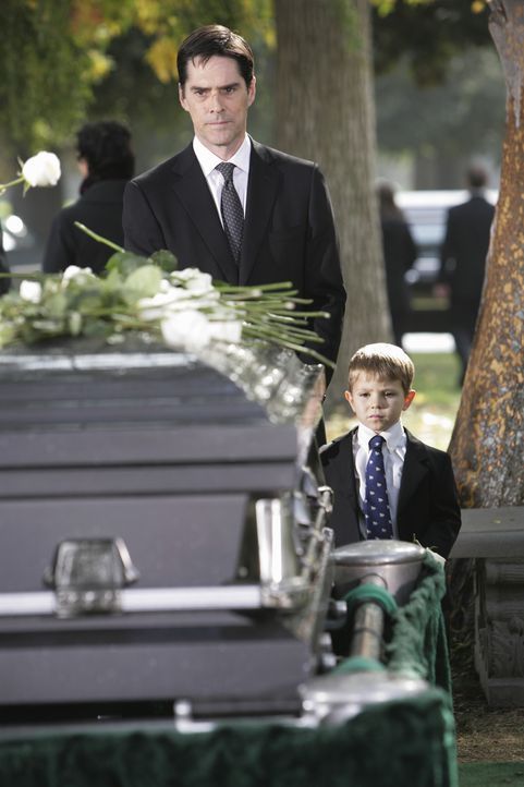 Müssen Abschied nehmen von einem geliebten Menschen: Hotch (Thomas Gibson, l.) und sein Sohn Jack (Cade Owens, r.) ... - Bildquelle: Touchstone Television