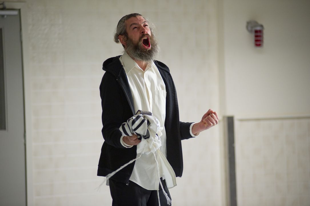 Rabbi Tzadok (Matisyahu) versucht alles, um die kleine Em von dem Dibbuk- nach jüdischem Glauben ein Totengeist, der in den Körper eines Lebenden ei... - Bildquelle: Diyah Pera Box Productions, LLC 2011 / Diyah Pera