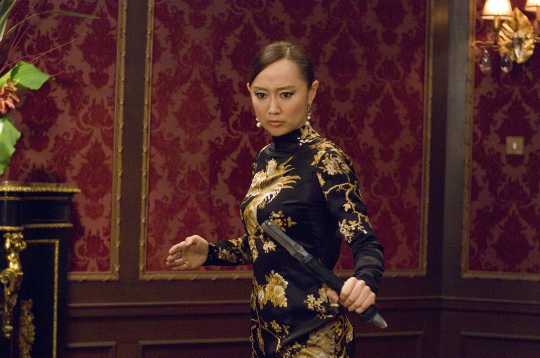 Plötzlich erscheint Botschafter Hans schöne Tochter Soo Yung (Zhang Jingchu) in Paris, um Lee und Carter das Versprechen abzunehmen, die Drahtzieh... - Bildquelle: Warner Bros.