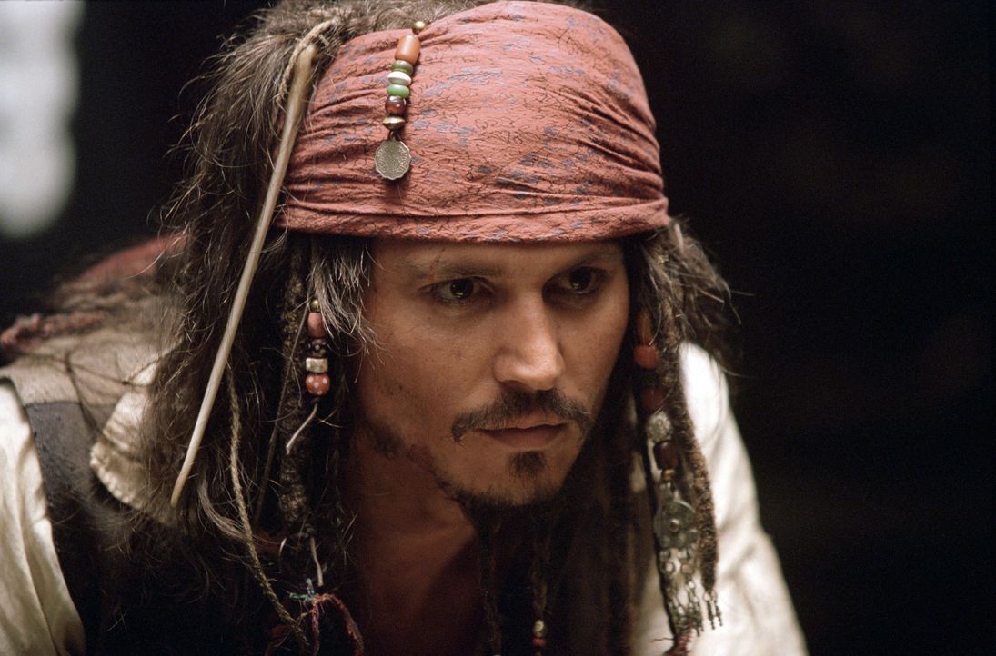Die Suche nach einem neuen Schiff führt den Piraten Captain Jack Sparrow (Johnny Depp) nach Port Royal, wo er sich mit einem neuen Schiff, der Inte... - Bildquelle: Disney/ Jerry Bruckheimer