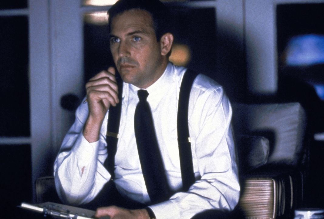 Der Leibwächter Frank Farmer (Kevin Costner) gerät in einen Konflikt zwischen Beruf und Liebe. - Bildquelle: Warner Bros.