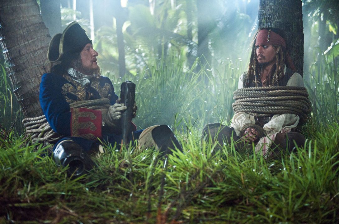 Haben einen gemeinsamen Feind, den sie am liebsten im Jenseits sehen würden: Jack Sparrow (Johnny Depp, r.) und sein Erzrivale Hector Barbossa (Geof... - Bildquelle: Peter Mountain WALT DISNEY PICTURES/JERRY BRUCKHEIMER FILMS.  All rights reserved