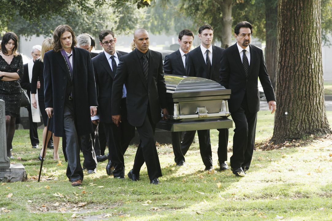 Nach dem schrecklichen Fall mit dem Reaper, nimmt das BAU-Tean Abschied von Haley Hotchner: Reid (Matthew Gray Gubler, vorne, l.), Kevin (Nicholas B... - Bildquelle: Touchstone Television