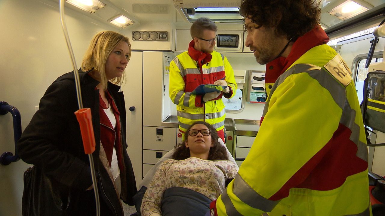 Stefanie Beck im Rettungswagen - Bildquelle: © SAT.1